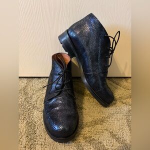 Esska Navy metallic booties